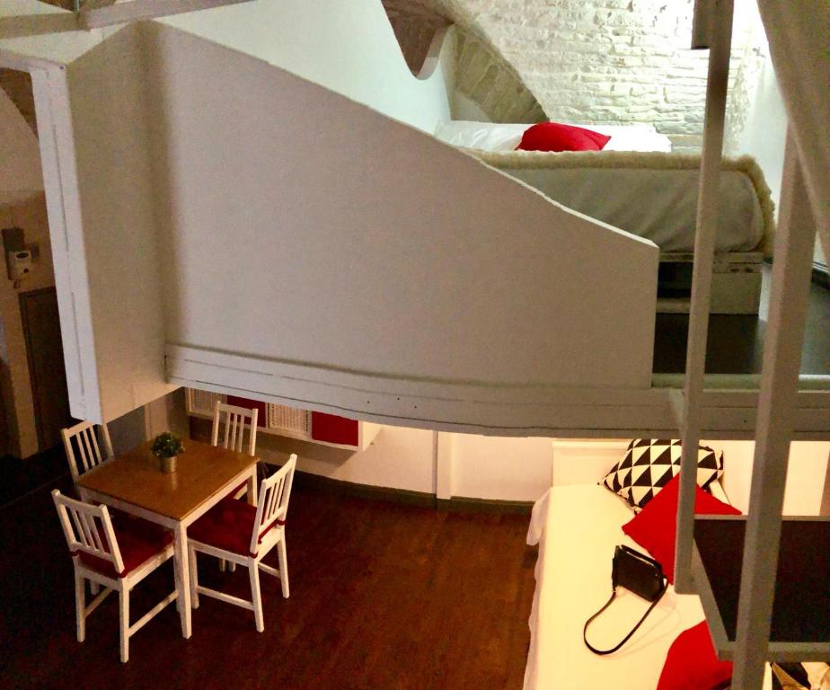 鲁沃迪普利亚L'Orecchietta的客房设有带桌椅的双层床。