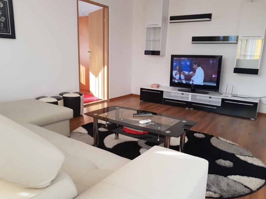 图尔达Apartament Central Miguel的客厅配有白色沙发和电视