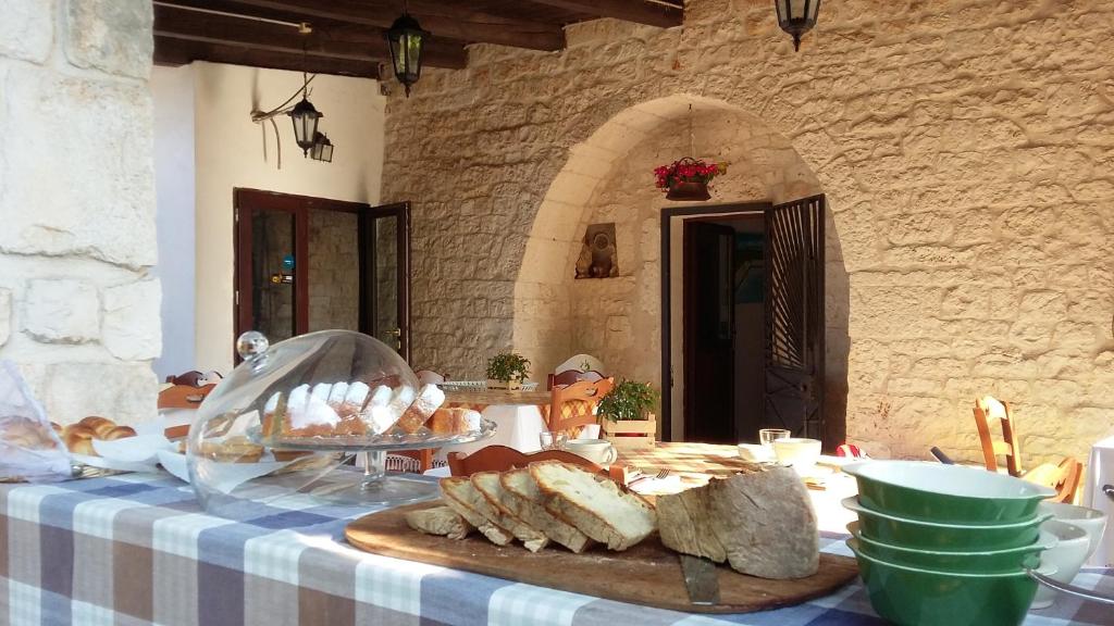 马丁纳弗兰卡Dimora nei Trulli的一张桌子,上面有面包和一盘面包