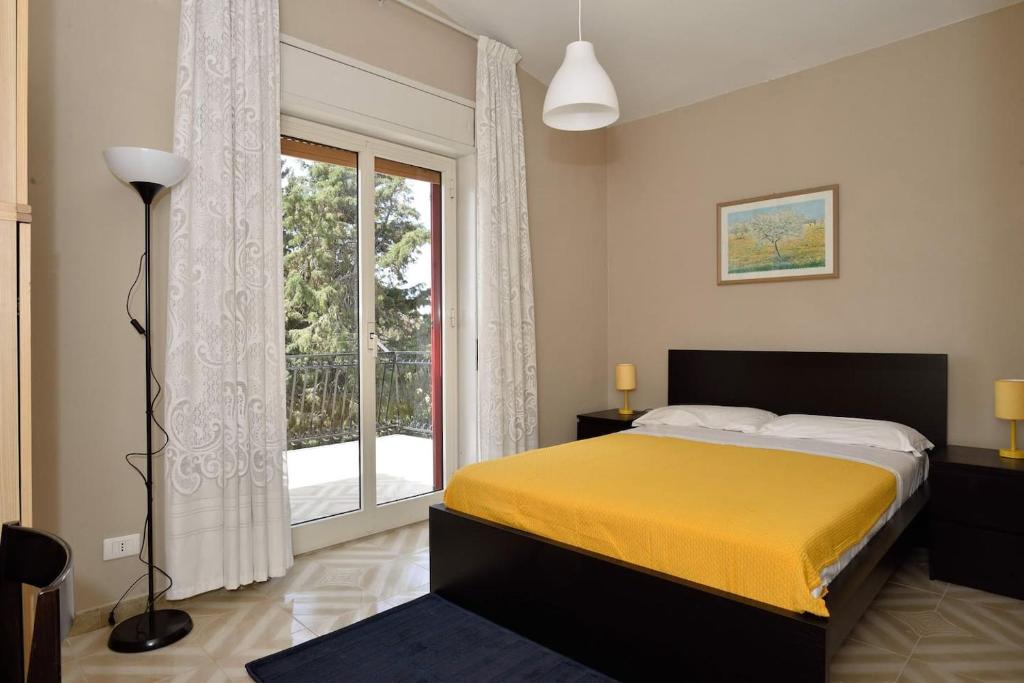 阿格里真托Terra Di Mare的一间卧室设有一张床和一个大窗户
