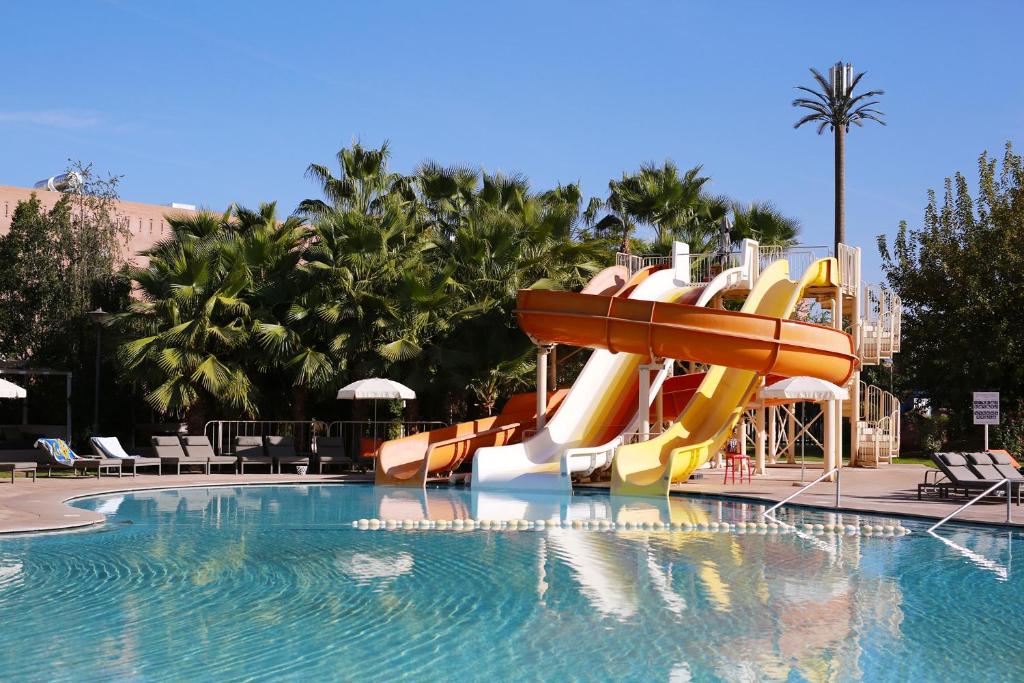 马拉喀什麦地那肯兹俱乐部全包酒店的度假村内带水滑梯的游泳池