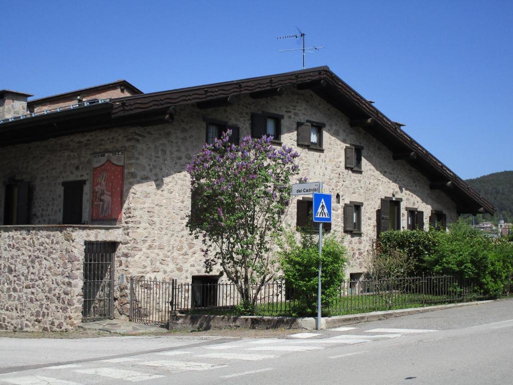 巴塞尔加·迪·皮纳Casa Margherita的一座石头建筑,前面有标志