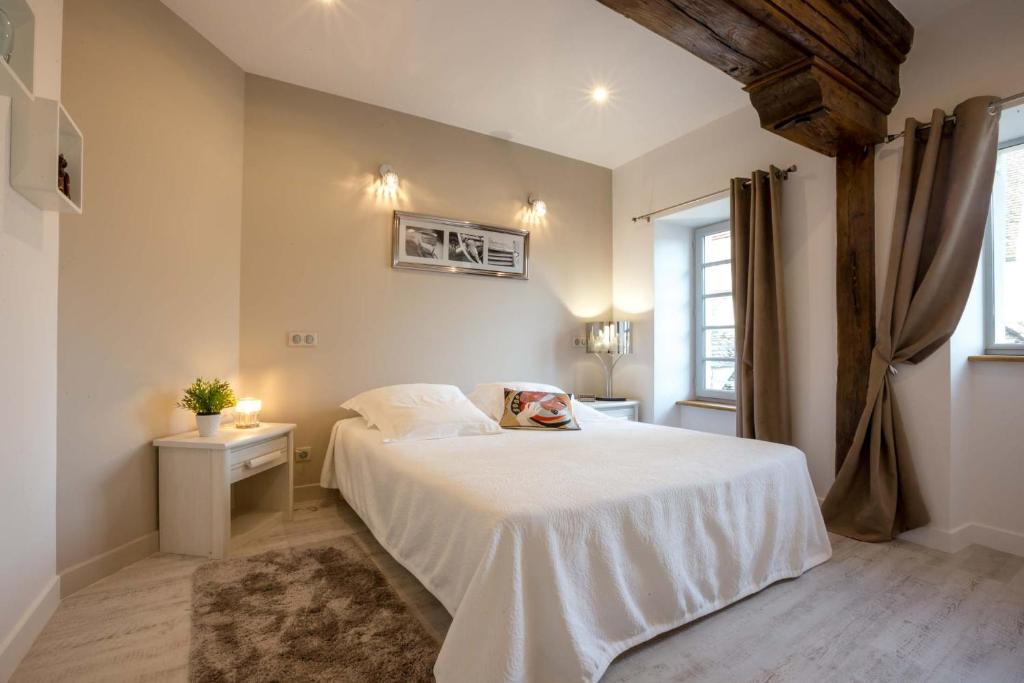 博讷Beaune Sweet Home的卧室配有白色的床和窗户。