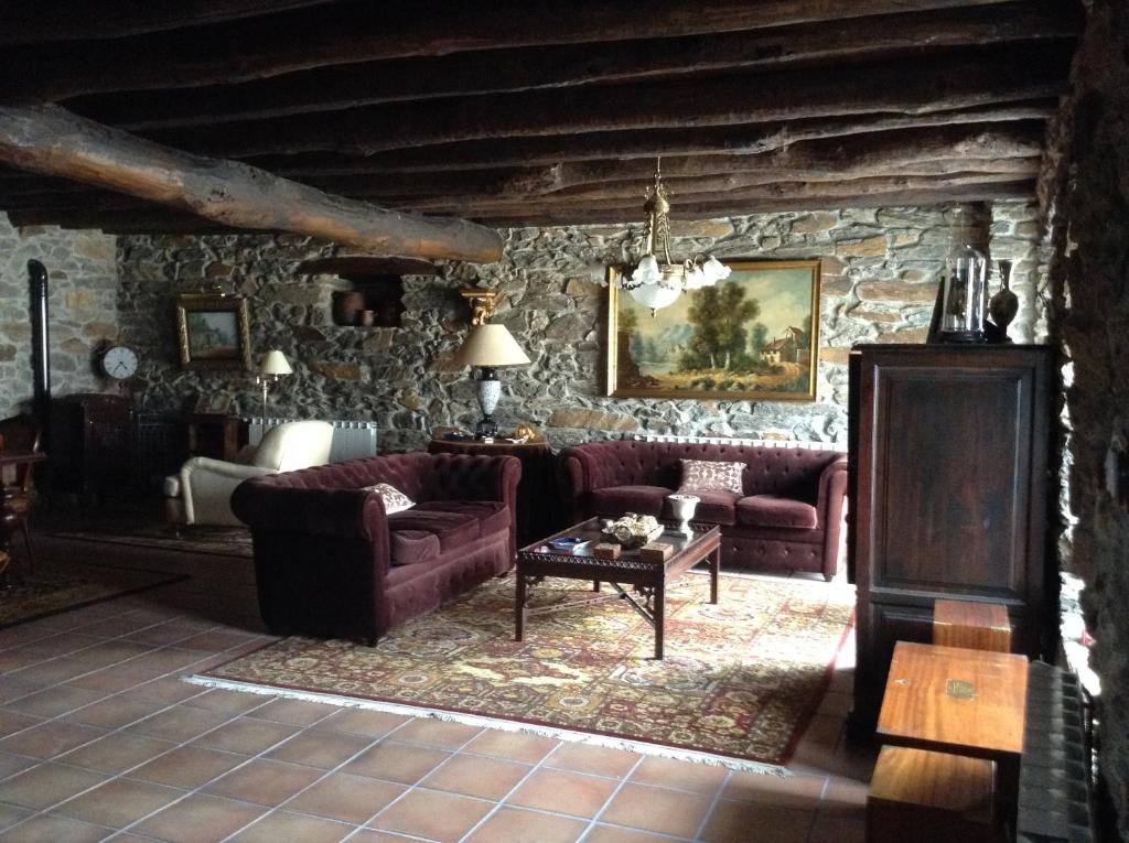 Portela de PortomouriscoCasa Portela的客厅配有两张沙发和一张桌子