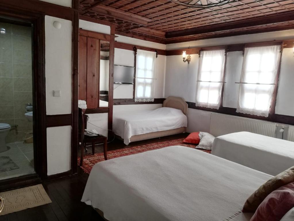 番红花城图尔古特雷斯考纳科酒店的一间带两张床的卧室和一间浴室
