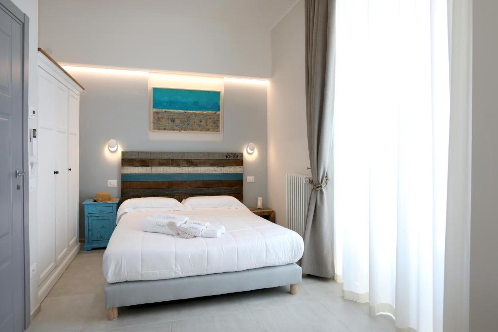 泰尔莫利Dimora Marinucci的卧室配有白色的床和蓝色橱柜