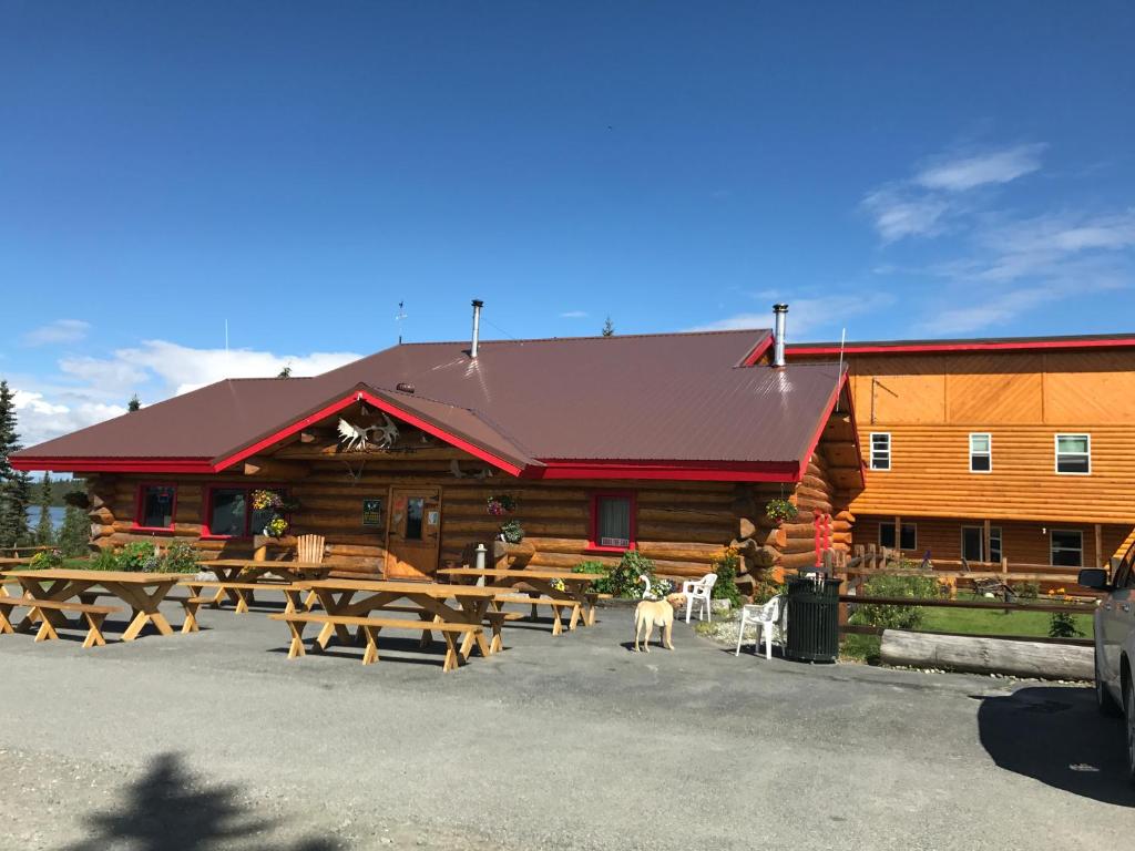 格伦纳伦Lake Louise Lodge, Alaska的小木屋前面设有野餐桌