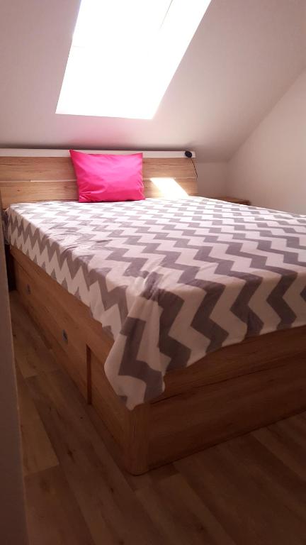 斯维塔维Penzion Malaika的一间卧室配有一张带粉红色枕头的大床