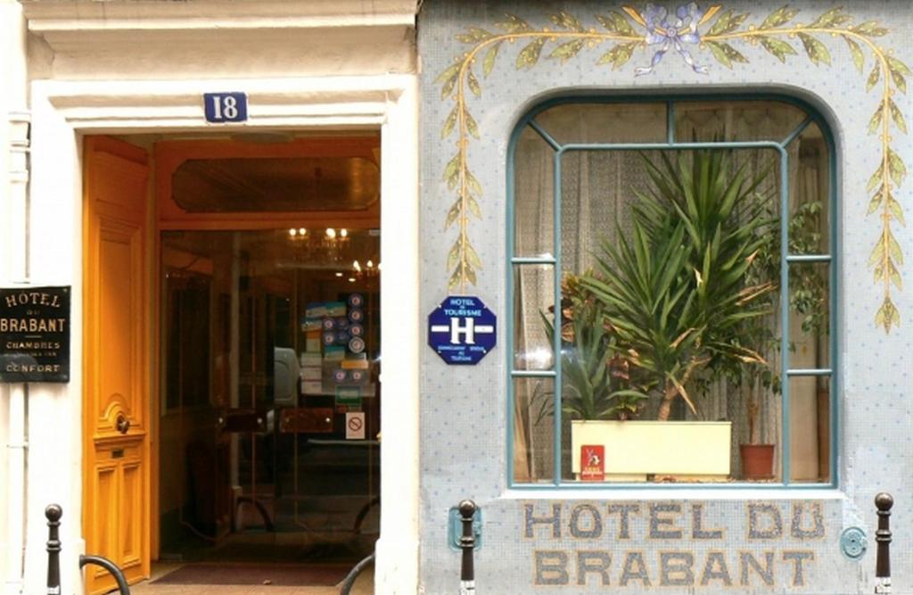 巴黎布拉邦酒店的门前有标志的酒店大门