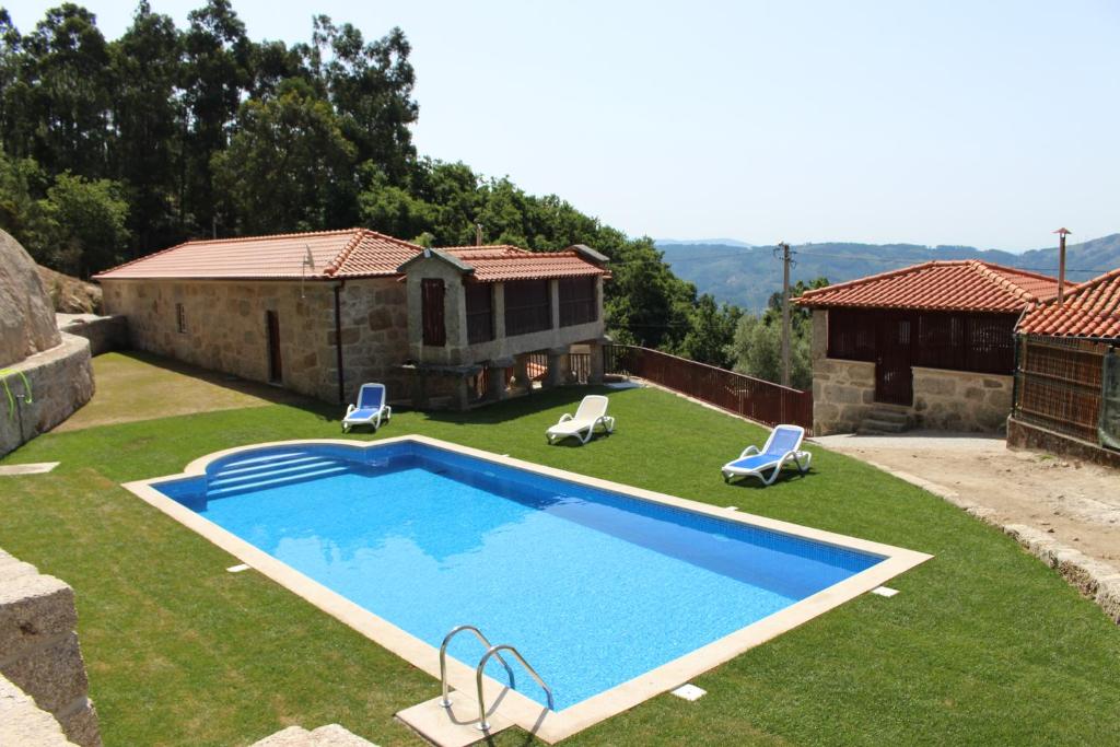 VilarinhoCasa Campos的一座房子的院子内的游泳池