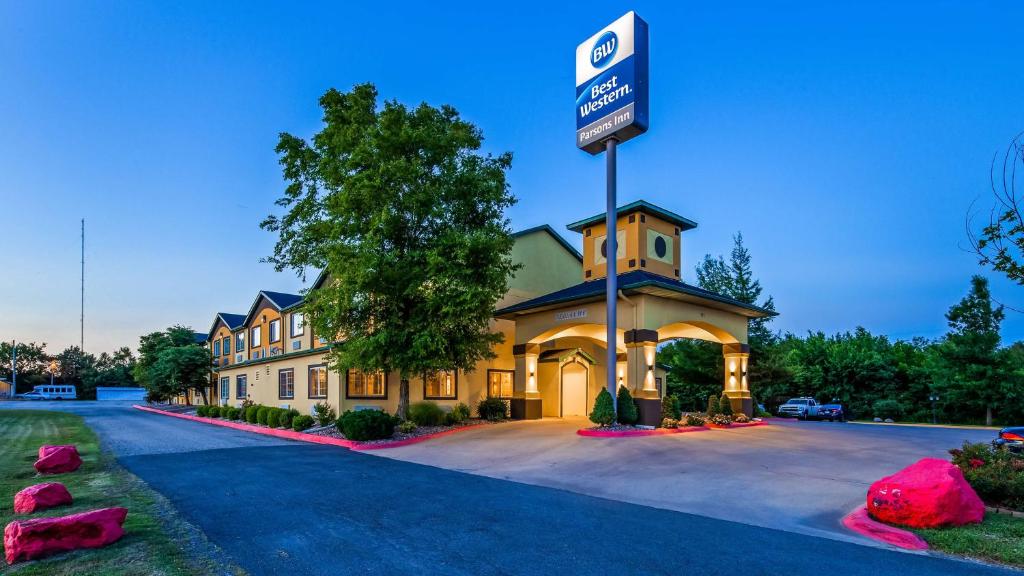 ParsonsBest Western Parsons Inn的上面有标志的建筑