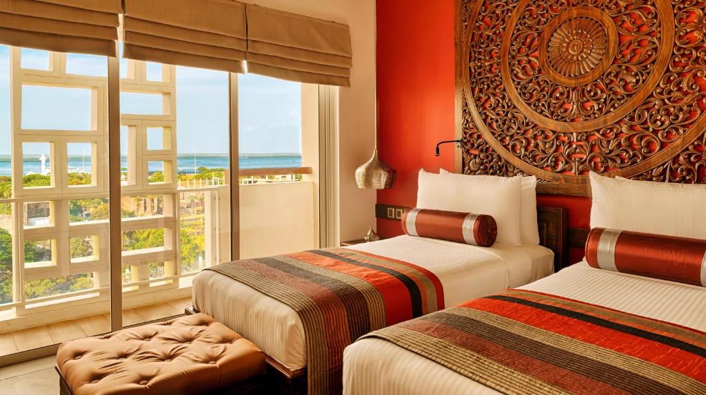 贾夫纳杰特威贾夫纳酒店的酒店客房设有两张床和窗户。