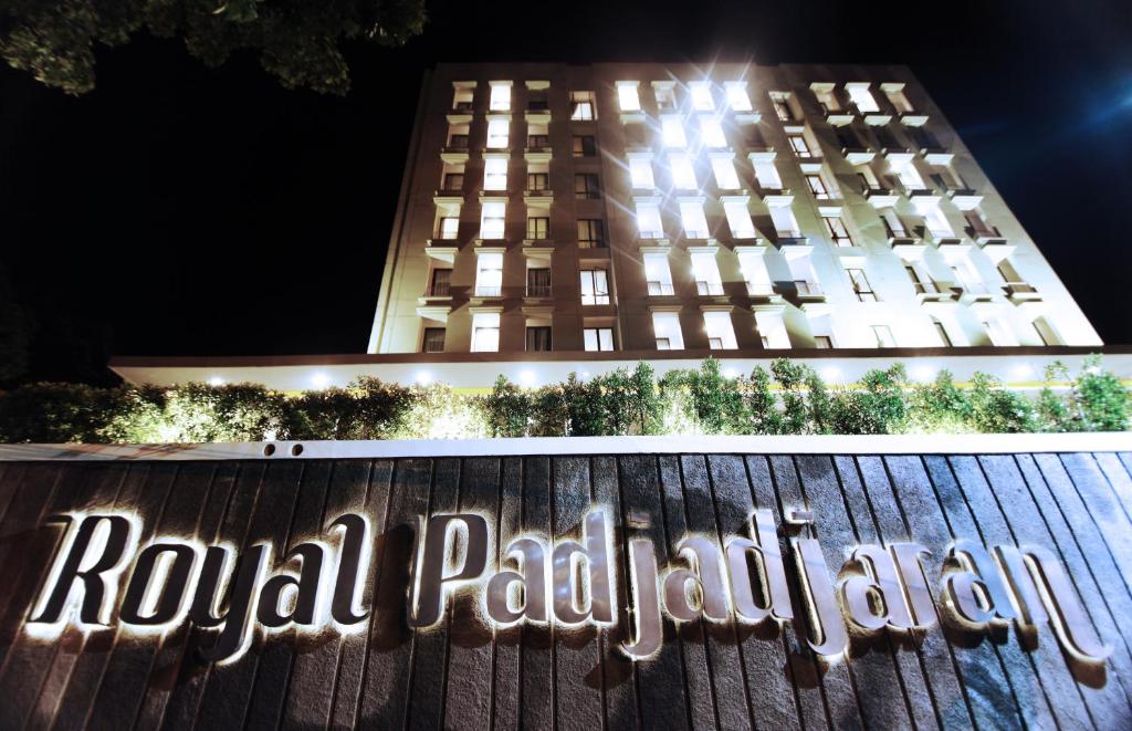 茂物Royal Padjadjaran Hotel的建筑物前有标志的建筑物