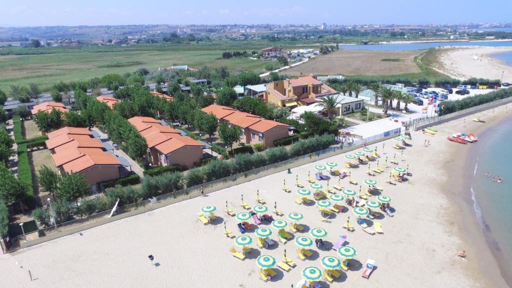 坎波马里诺Villaggio Diomedea的海滩上方的遮阳伞