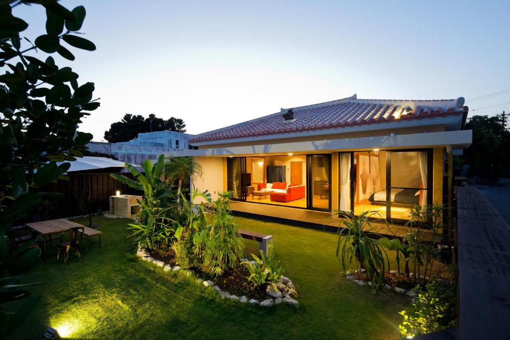 名户Bougain Terrace Resort Thi-chi House的一座小房子,带草坪四柱形围栏的院子