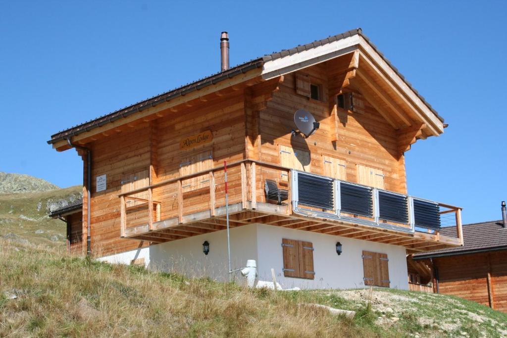 贝拉尔普Alpenlodge的旁边设有太阳能电池板的房子