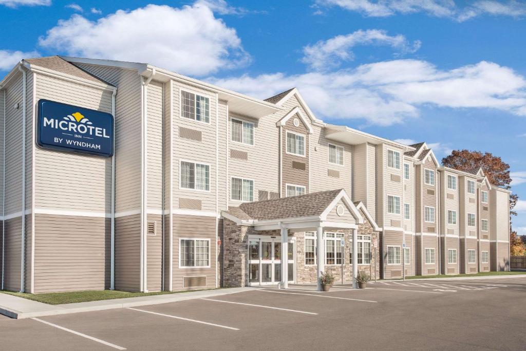 宾厄姆顿Microtel Inn & Suites by Wyndham Binghamton的前面有标志的大建筑