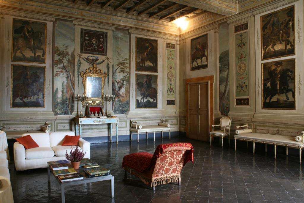 博尔塞纳1533年威斯康特住宿加早餐旅馆的客厅的墙壁上装饰有绘画作品