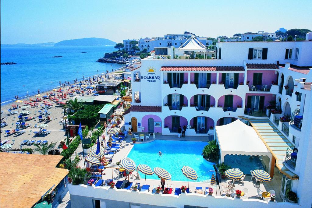 伊斯基亚Hotel Solemare Beach & Beauty SPA的享有度假胜地的空中景致,设有游泳池和海滩
