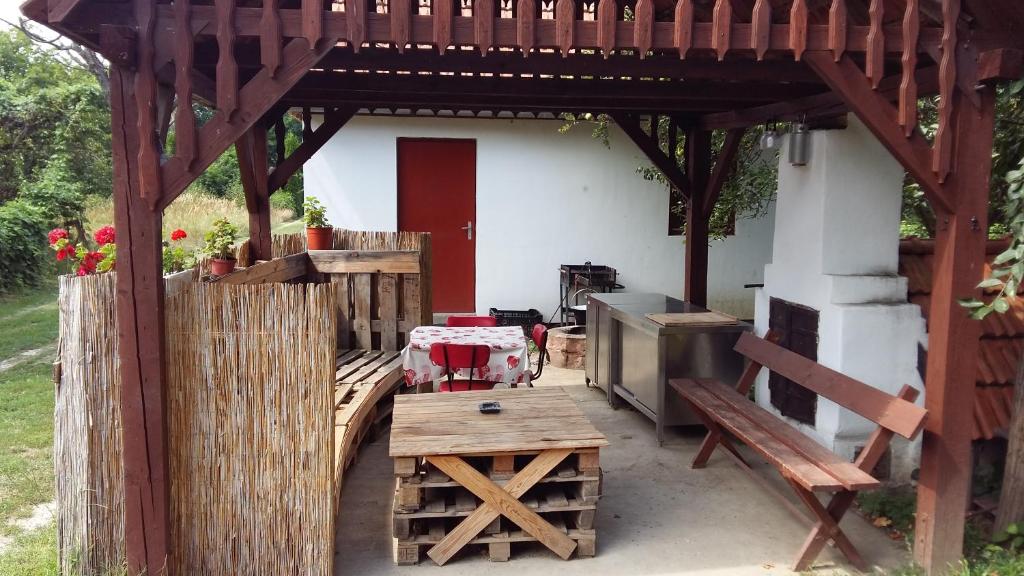 蒂萨菲赖德Osho Vendégház的木凉亭,配有桌子和桌子