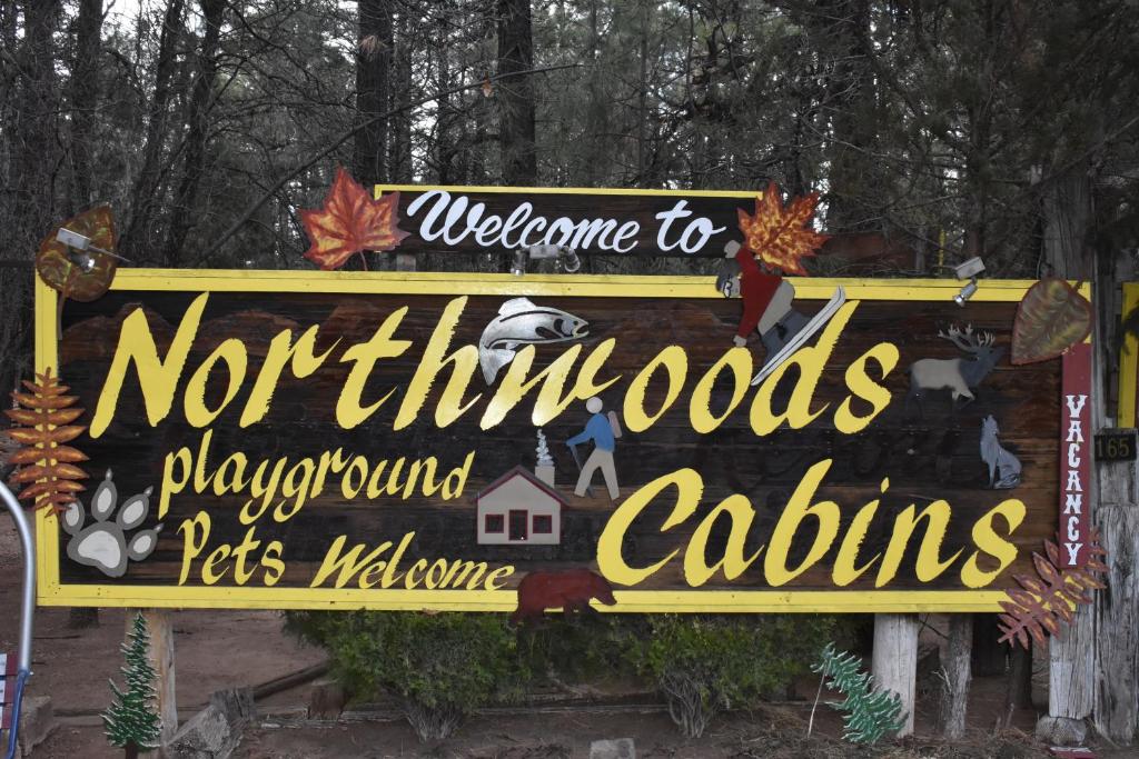 派托普湖畔Northwoods Resort Cabins的一种标志,表示欢迎客人携带宠物进入北极光游乐场