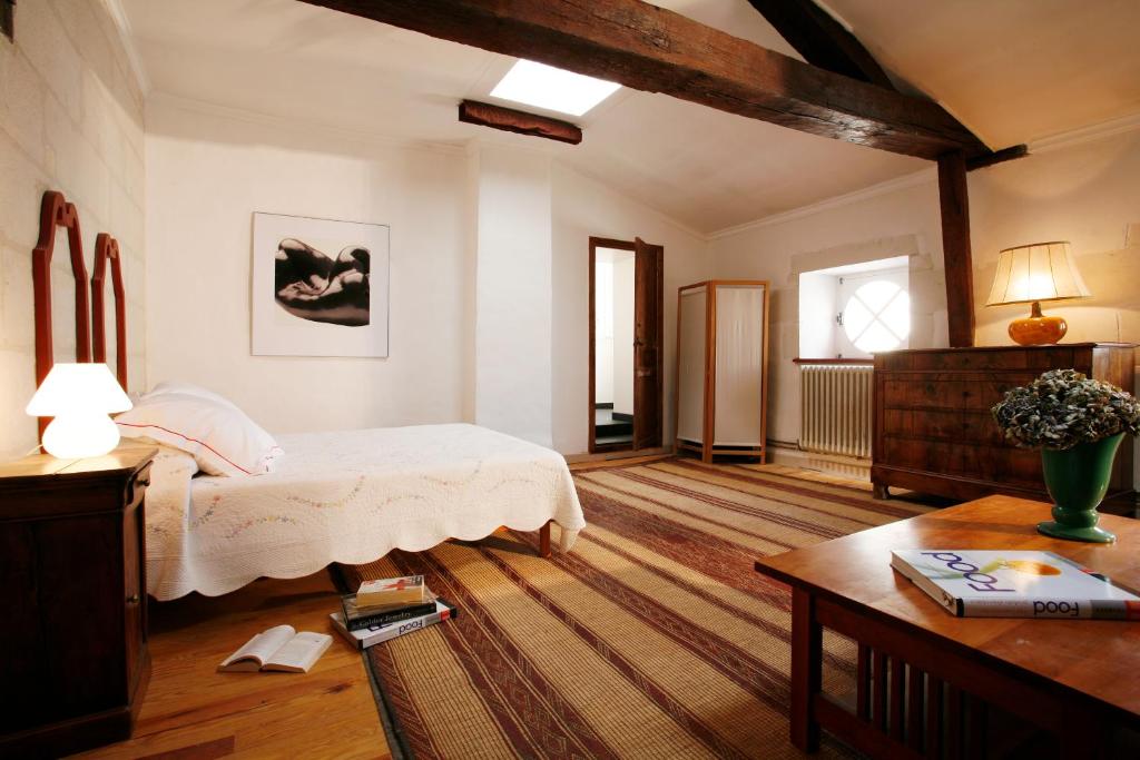 桑特红门度假酒店的一间卧室配有一张床和一张桌子