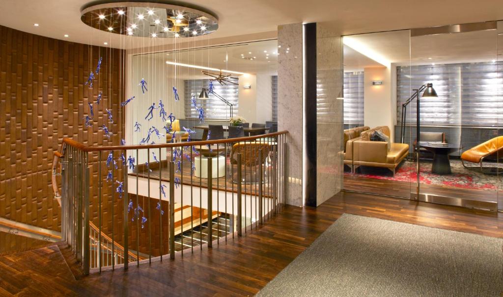 纽约The Fifty Sonesta Hotel New York的设有一个配有楼梯的大堂和一间客厅。