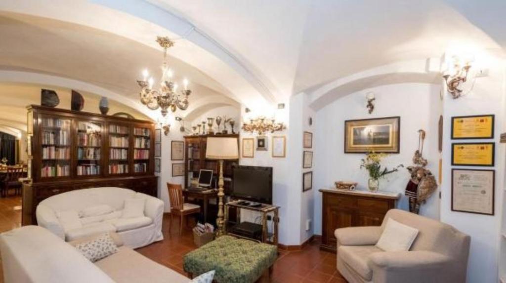 佛罗伦萨拉康缇希纳酒店的客厅配有沙发、椅子和电视