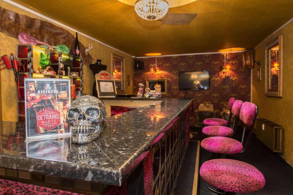 汉堡克茨布德旅馆的吧台上带头颅和粉红色凳子的酒吧