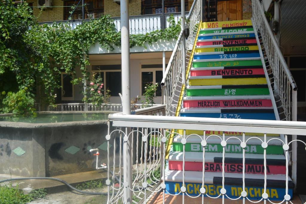 舍基Canal Hostel的房屋前楼梯上的书堆