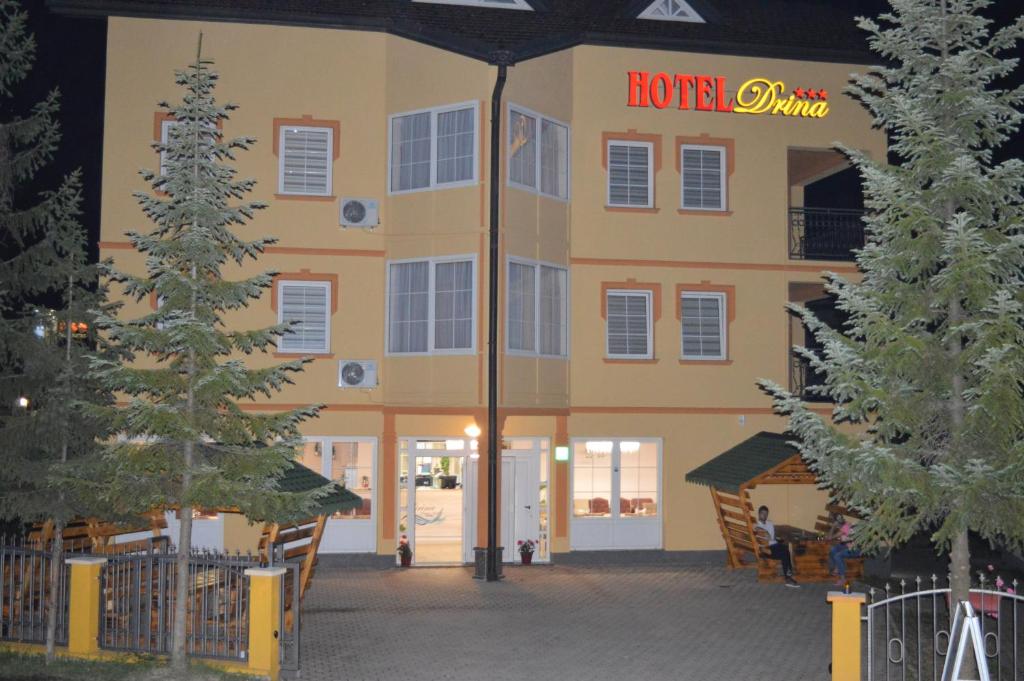 萨拉热窝Hotel Drina Premium的前面有圣诞树的建筑