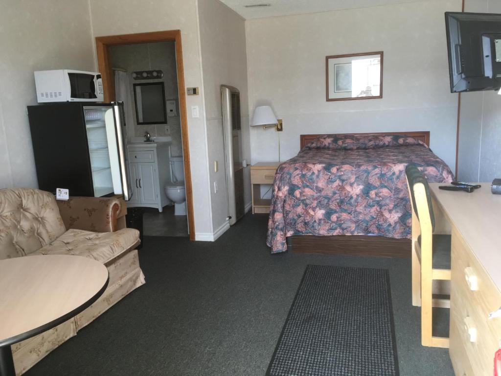 EstevanWinkys Motel的酒店客房,配有床和沙发