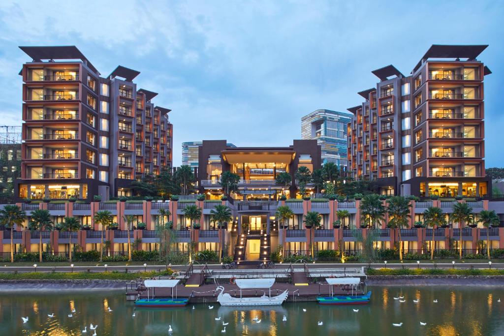 茂物ASTON Sentul Lake Resort & Conference Center的水中船只的 ⁇ 染