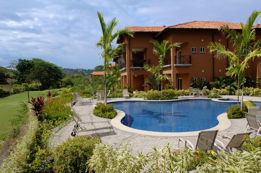 赫拉多拉Los Suenos Resort Veranda 5A by Stay in CR的一座带游泳池和度假村的别墅