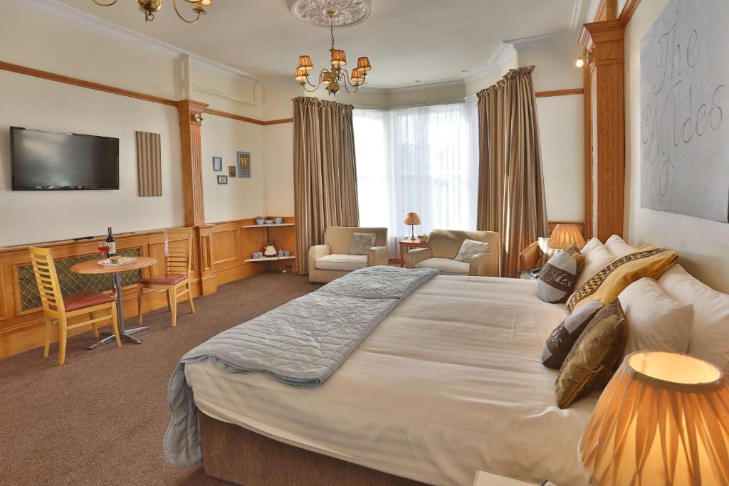 邓迪贝斯特韦斯特林地酒店的一间带大床的卧室和一间客厅
