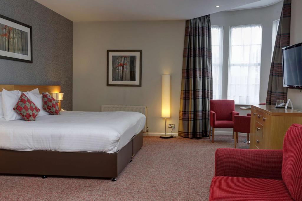 诺丁汉诺丁汉威斯敏斯特贝斯特韦斯特优质酒店的酒店客房,配有床和电视