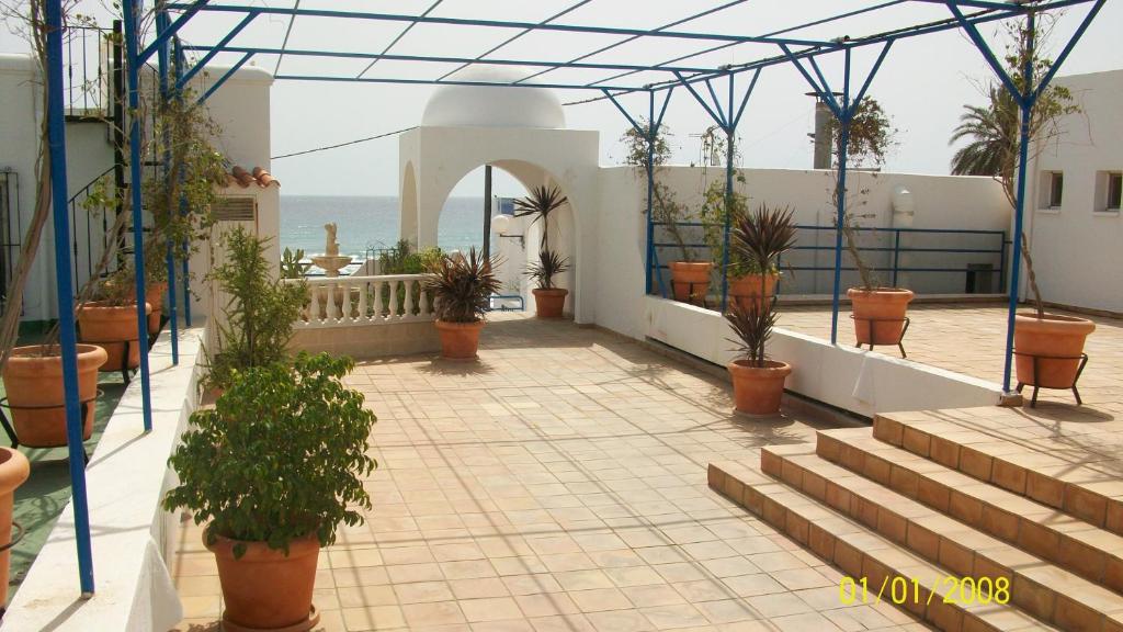 莫哈卡尔Virgen del Mar Holidays的大楼内的阳台种植了盆栽植物,设有楼梯