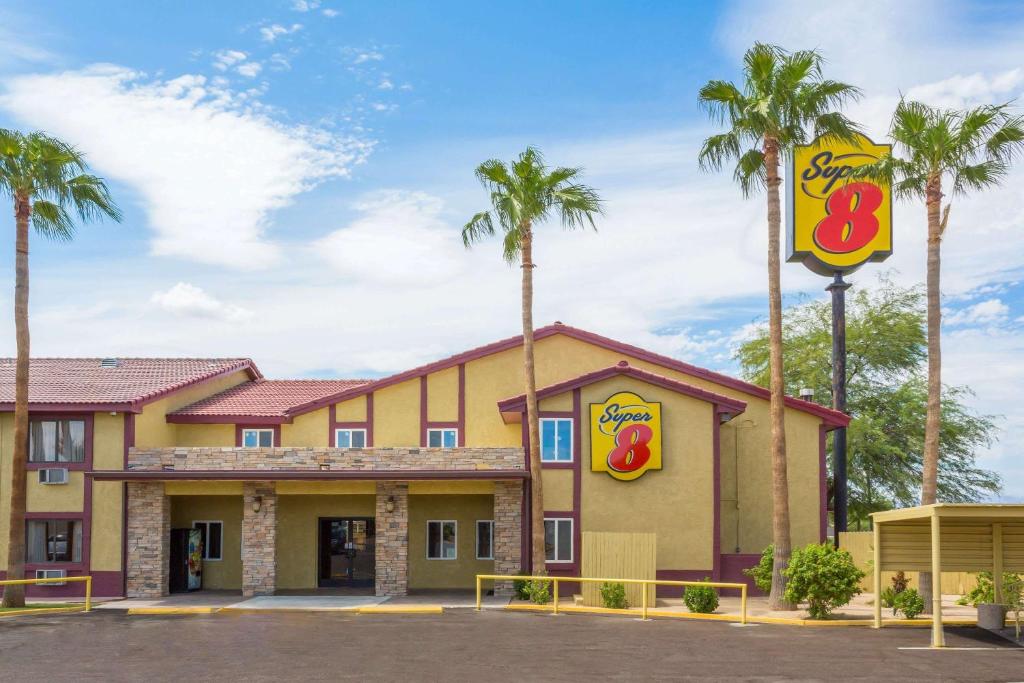 嘉年丰年速8酒店的棕榈树的汽车旅馆