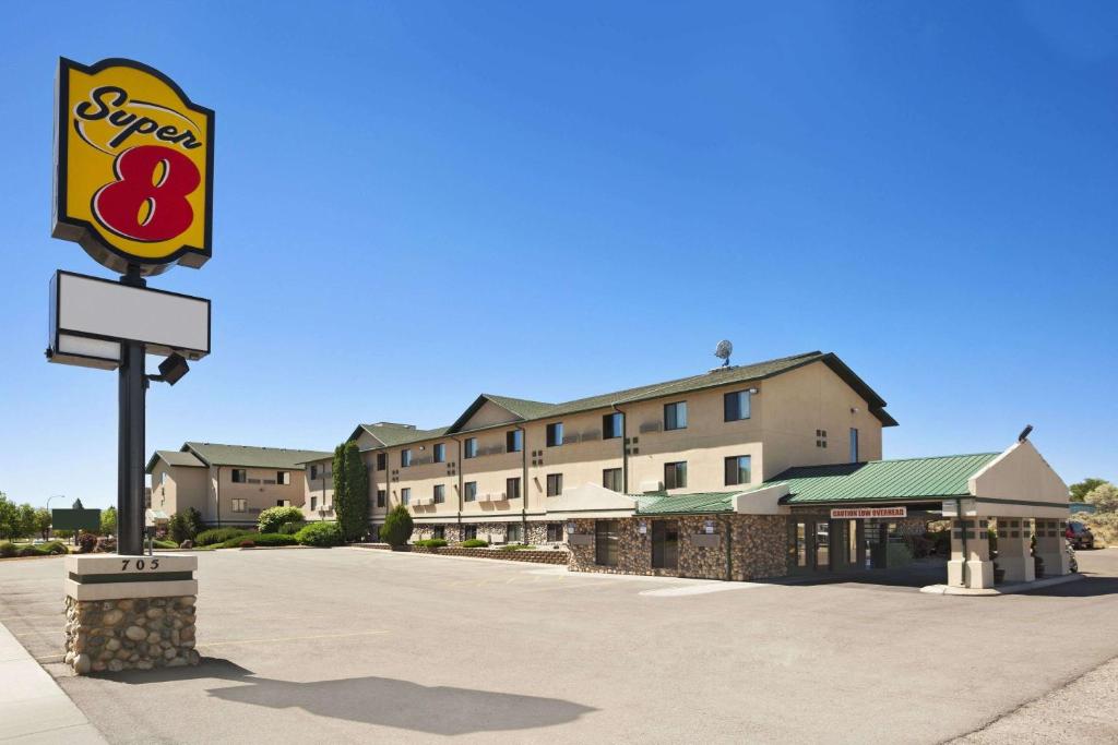 爱达荷福尔斯超级8爱达荷瀑布酒店的建筑前有标志的酒店
