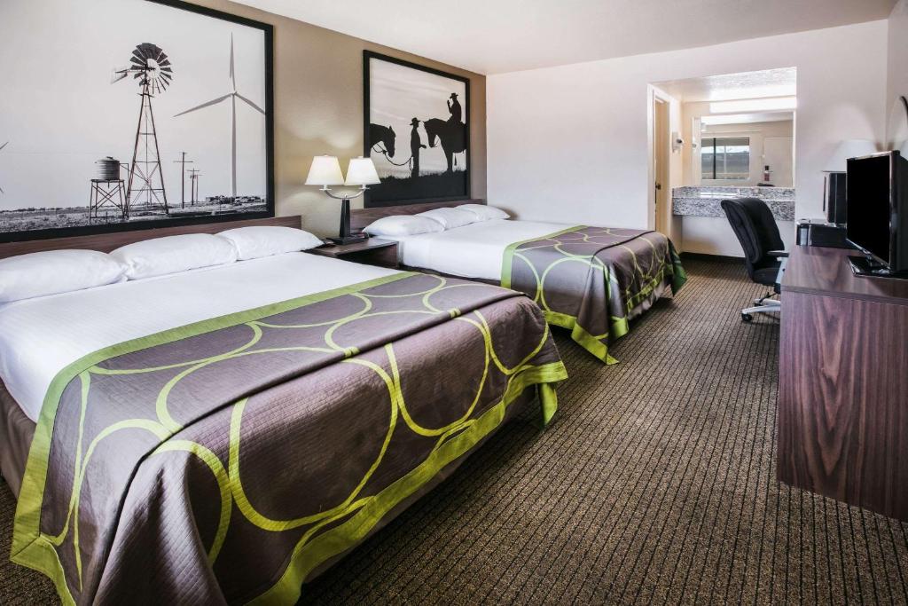 俄克拉何马城速8机场集贸市场西酒店的酒店客房设有两张床和一台平面电视。
