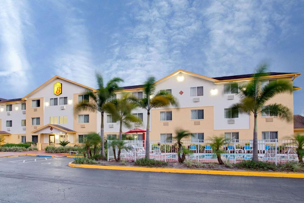 克利尔沃特坦帕圣彼得-清水湾国际机场速8酒店的一座楼前有棕榈树的酒店