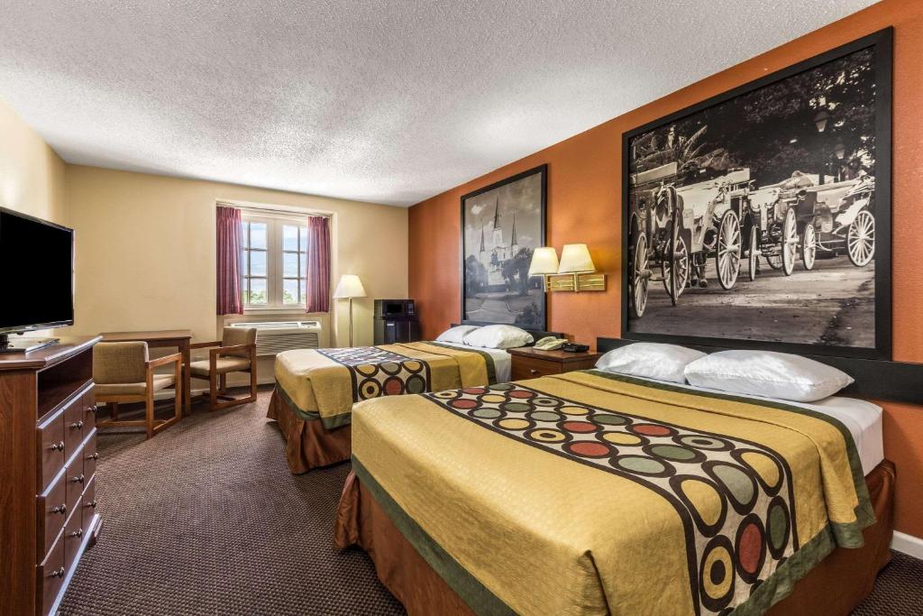 新奥尔良速8新奥尔良酒店的酒店客房设有两张床和一台平面电视。