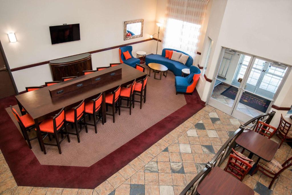 拉斯维加斯拉斯维加斯豪顿套房酒店的享有带桌椅的客厅的顶部景色。