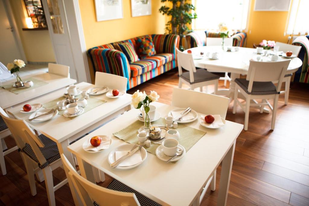 Kalbe“祖姆普特库臣”兰德酒店的一间设有白色桌椅的用餐室