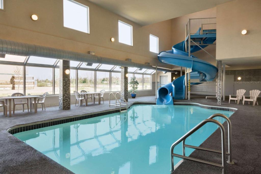 里贾纳里贾纳西部戴斯机场酒店的一个带水滑梯的室内游泳池