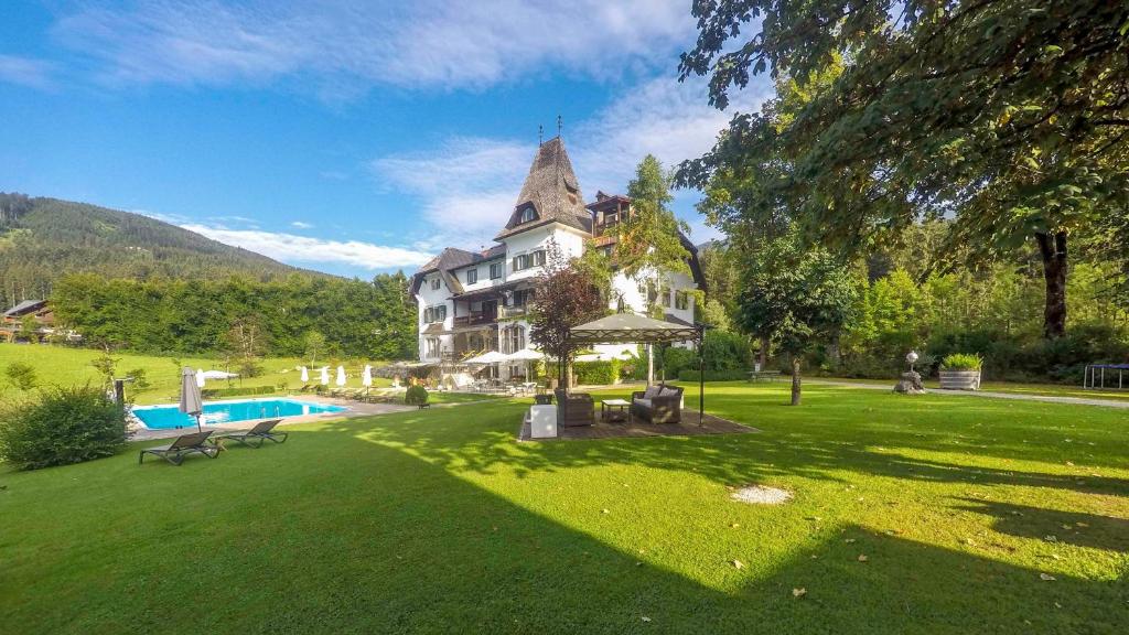 格绍兰德豪斯科勒酒店的一座大房子,拥有一个带游泳池的大院子