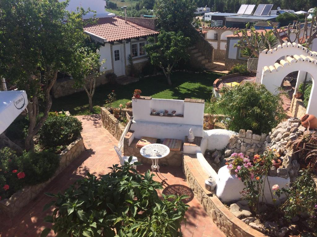 布德恩斯Casinhas da Figueira的享有花园空中美景,设有长凳