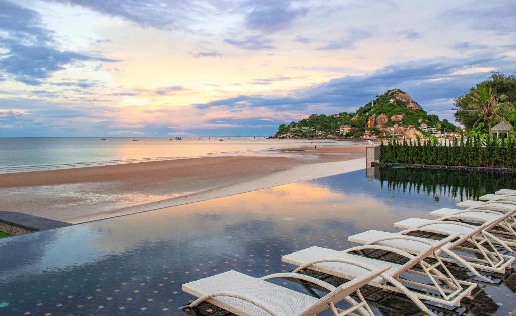 华欣华欣雅娜别墅度假村的一组椅子坐在海滩上
