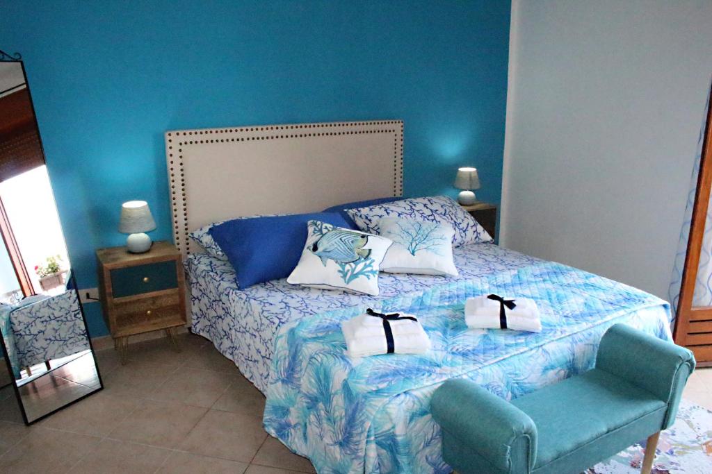 希拉Piana delle Galee的蓝色卧室,配有床和椅子