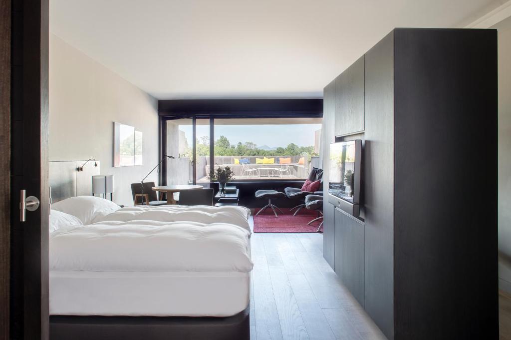 潘普洛纳Eurostars Pamplona的一间卧室配有一张床,另一间卧室配有窗户